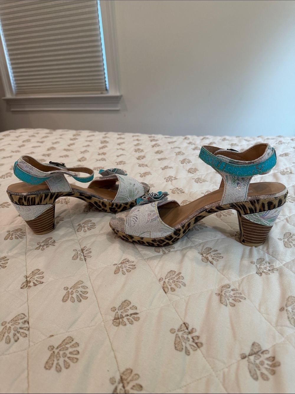 Floral Accent Sandals for Women - Picture 4 of 9